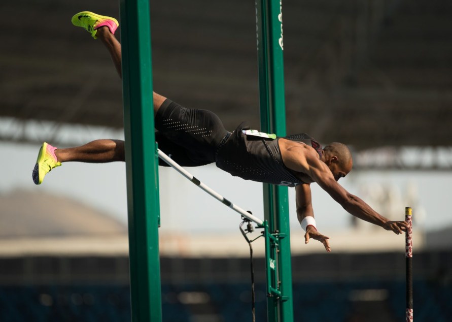 Canada's Damian Warner competes in the pole vault in the men's decathlon at the Olympic games in Rio de Janeiro, Brazil, Thursday August 18, 2016. COC Photo/Mark Blinch