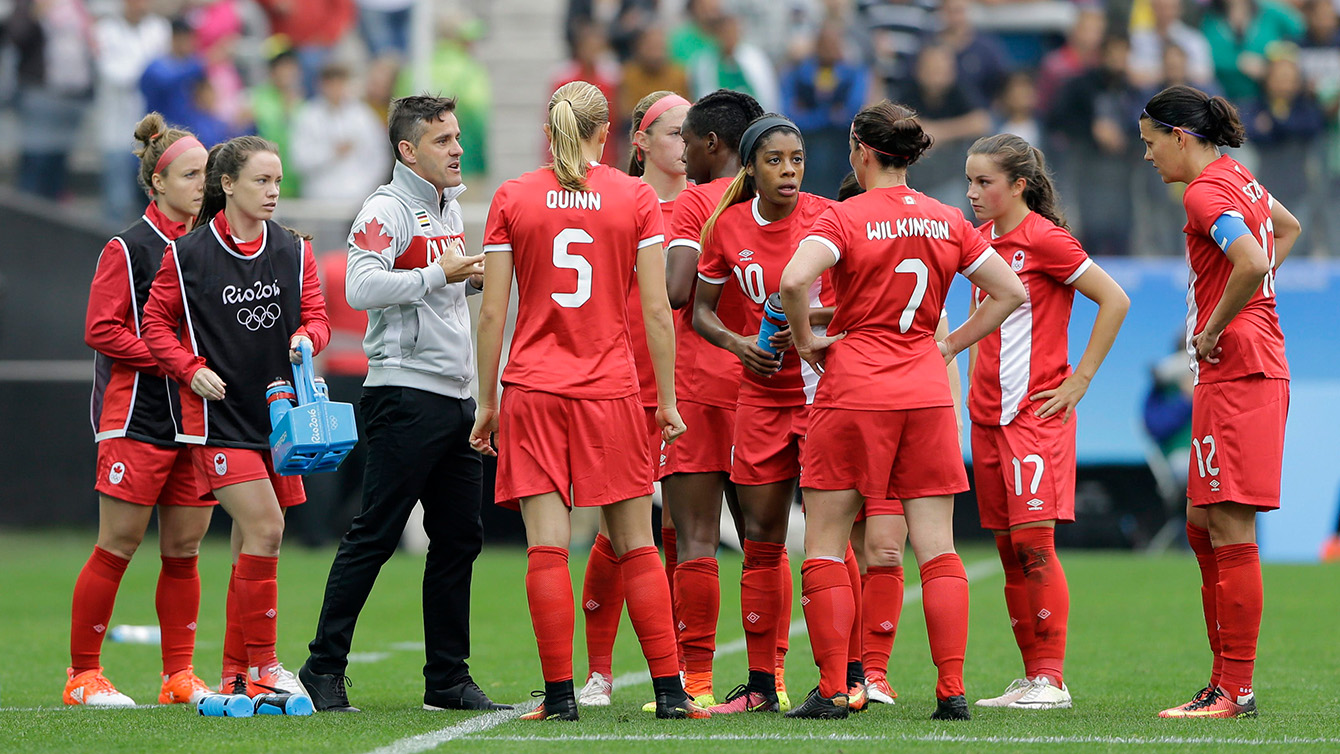 Canada coach John Herdman, 3rd left, talks with his players during the 2016 Summer Olympics football match between Canada and Australia, at the Arena Corinthians, in Sao Paulo, Brazil, Wednesday, Aug. 3, 2016. (AP Photo/Nelson Antoine)