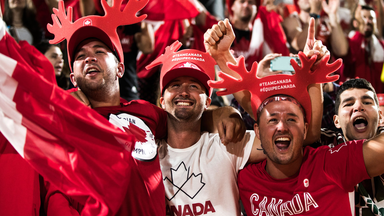 Canadian fans support Sarah Pavan and Heather Bansley, Aug. 10, 2016. Photo: Stephen Hosier (COC)