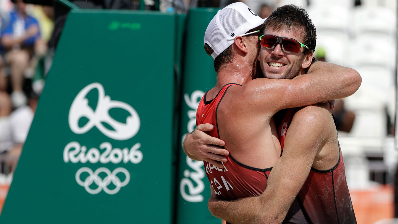 Chaim Schalk and Ben Saxton celebrate the victory over Brazil at the Rio 2016 beach volleyball tournament, August 9, 2016 / AP Photo/Marcio Jose Sanchez