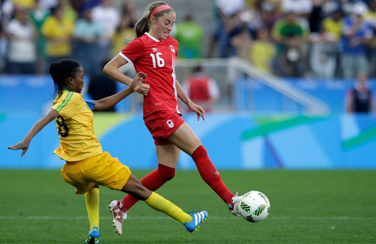 Janine Beckie dribbling past an opponent