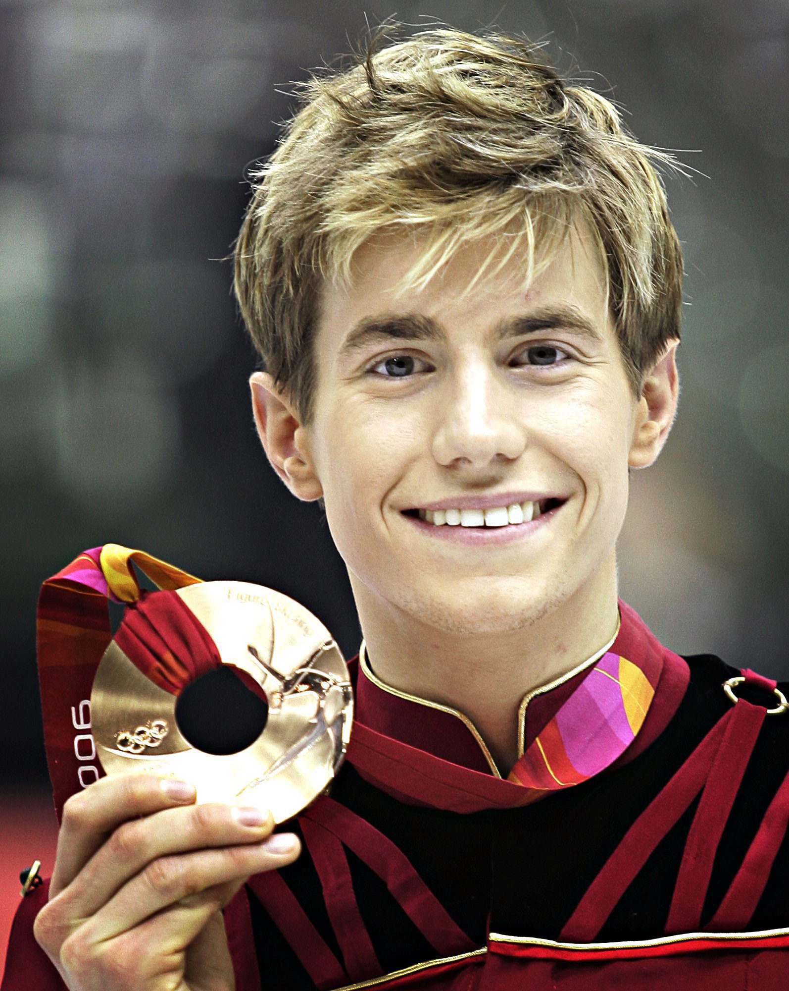 Men's bronze medallist Canada's Jeffrey Buttle from Sudbury, Ont. shows off his medal during victory ceremonies following the men's free program at the Turin 2006 Olympic Winter Games Thursday, Feb. 16, 2006 in Turin. (CP PHOTO/Paul Chiasson)