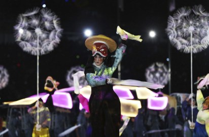 APTOPIX Pyeongchang Olympics Closing Ceremony Performers participate in the closing ceremony of the 2018 Winter Olympics in Pyeongchang, South Korea, Sunday, Feb. 25, 2018. (AP Photo/Natacha Pisarenko)