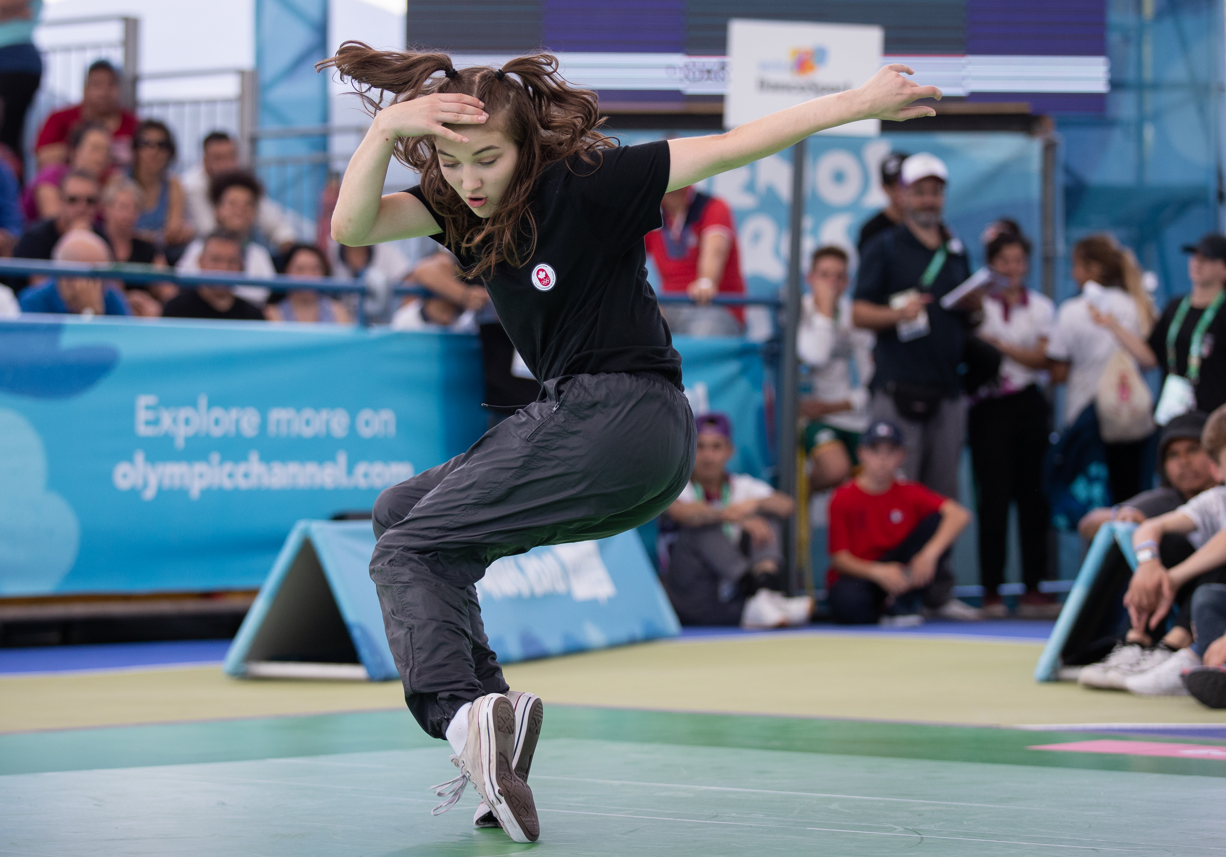 Emma d'Équipe Canada performe aux quarts de finale de Breaking B féminin aux Jeux olympiques de la jeunesse 2018 à Buenos Aires. Photo: Ian Walton pour le CIO