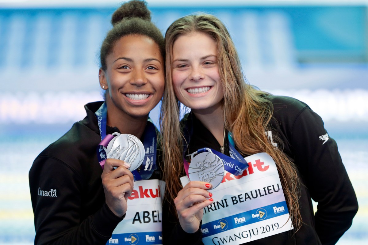 Jennifer Abel and Melissa Citrini Beaulieu of Canada hold their silver medals