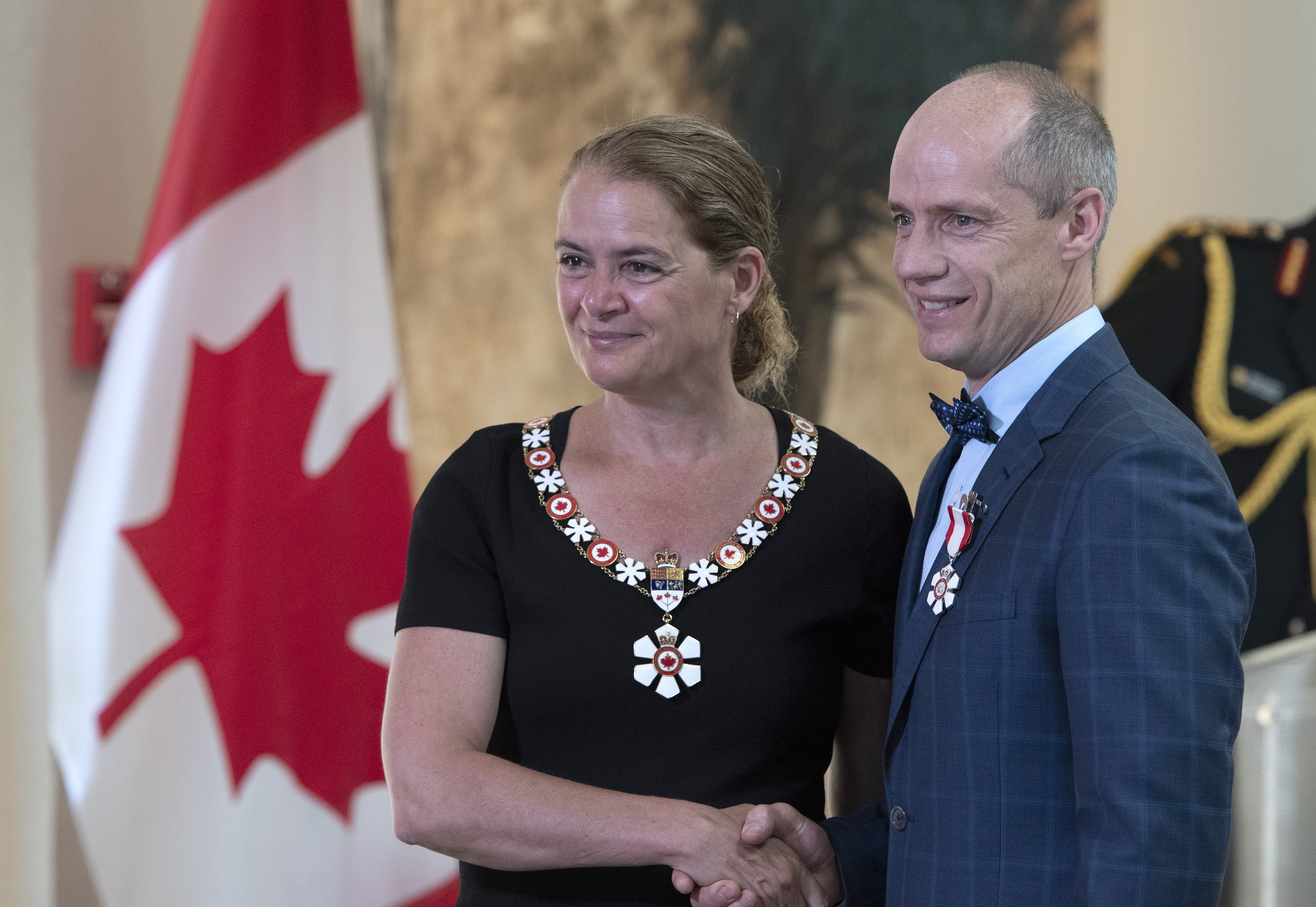Kurt Browning receives his medal and shakes hands