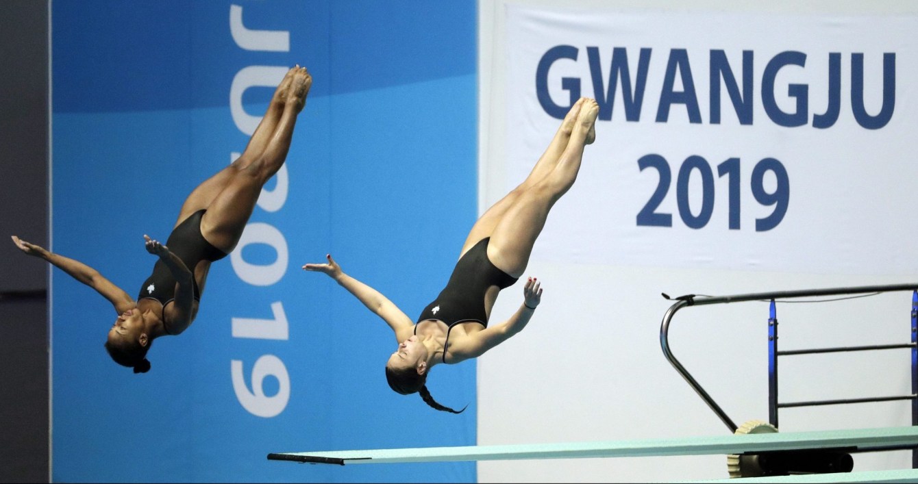 Jennifer Abel and Melissa Citrini Beaulieu mid dive