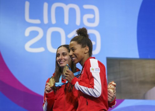 two divers pose with their gold medals