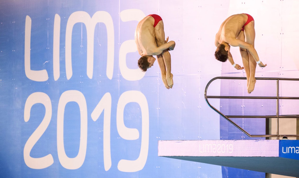 Vincent Riendeau and Nathan Zsombor-Murray mid-air during their dive at Lima 2019