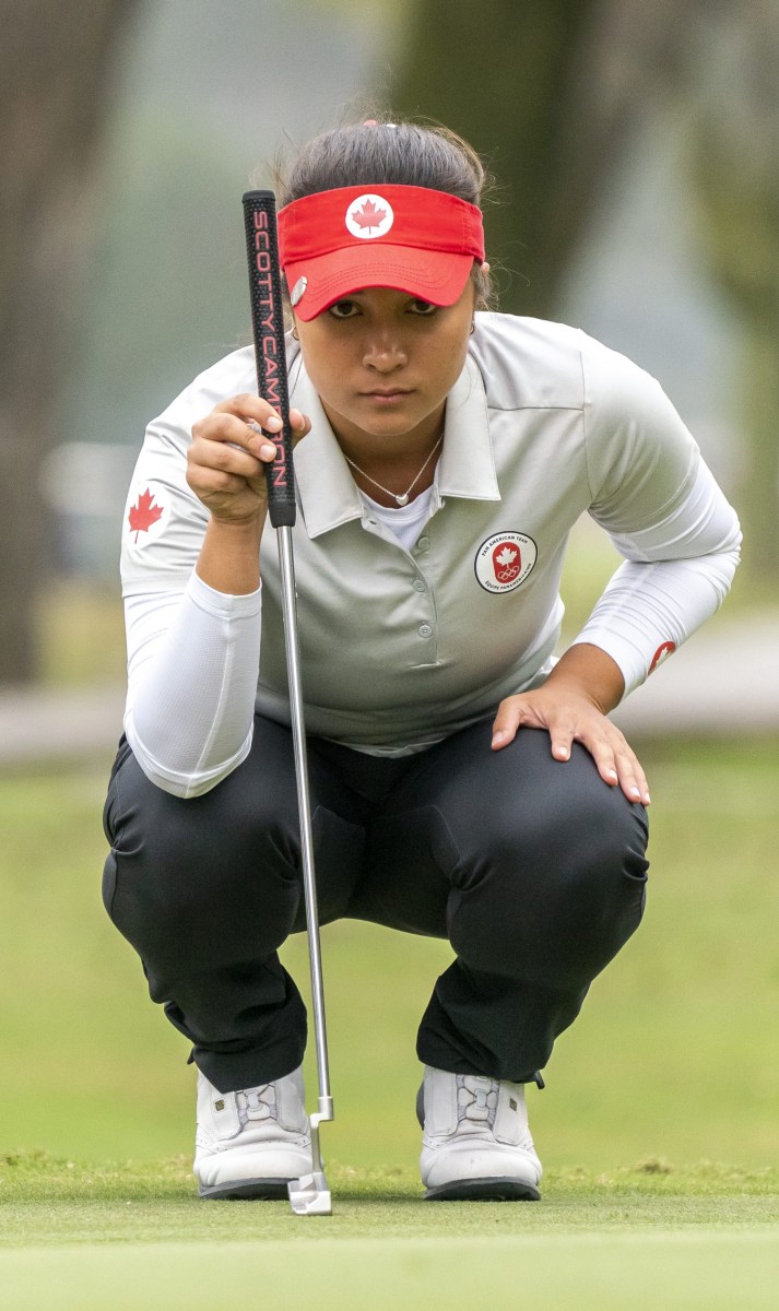 golfer lines up a put