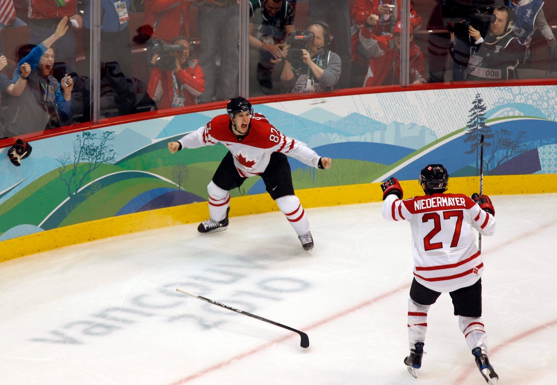 Sidney Crosby celebrates with Scott Niedermayer