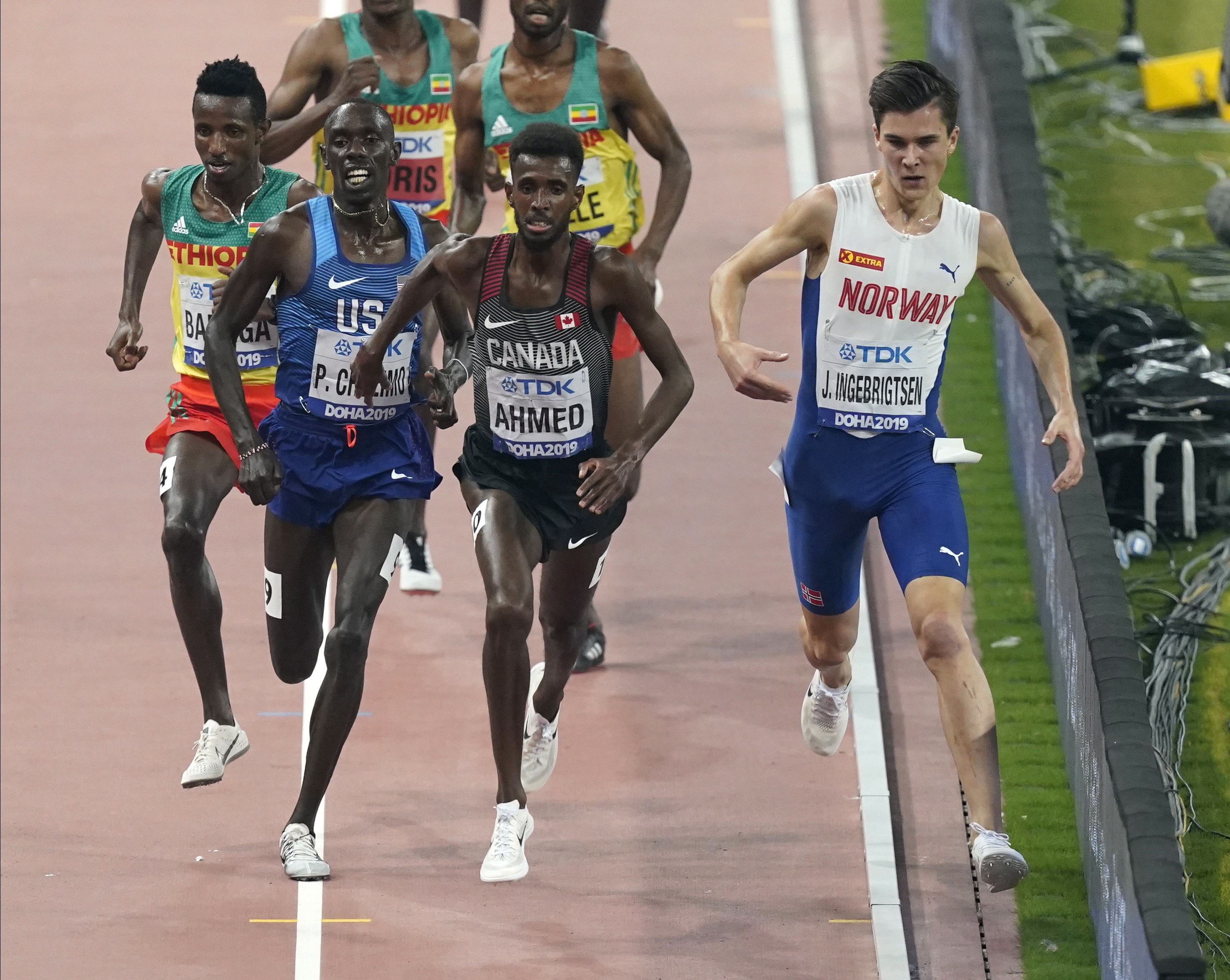 Mohammed Ahmed leads the race against a Norwegian, an American, and three Ethiopians during the 5000 metre race in Doha.