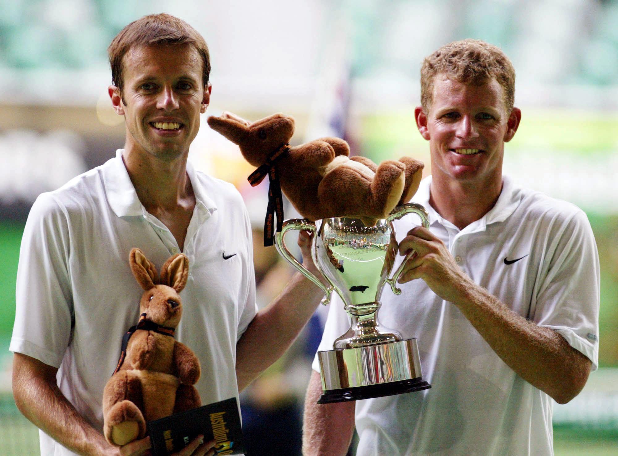 Daniel Nestor et son partenaire posent avec le trophée du tournoi