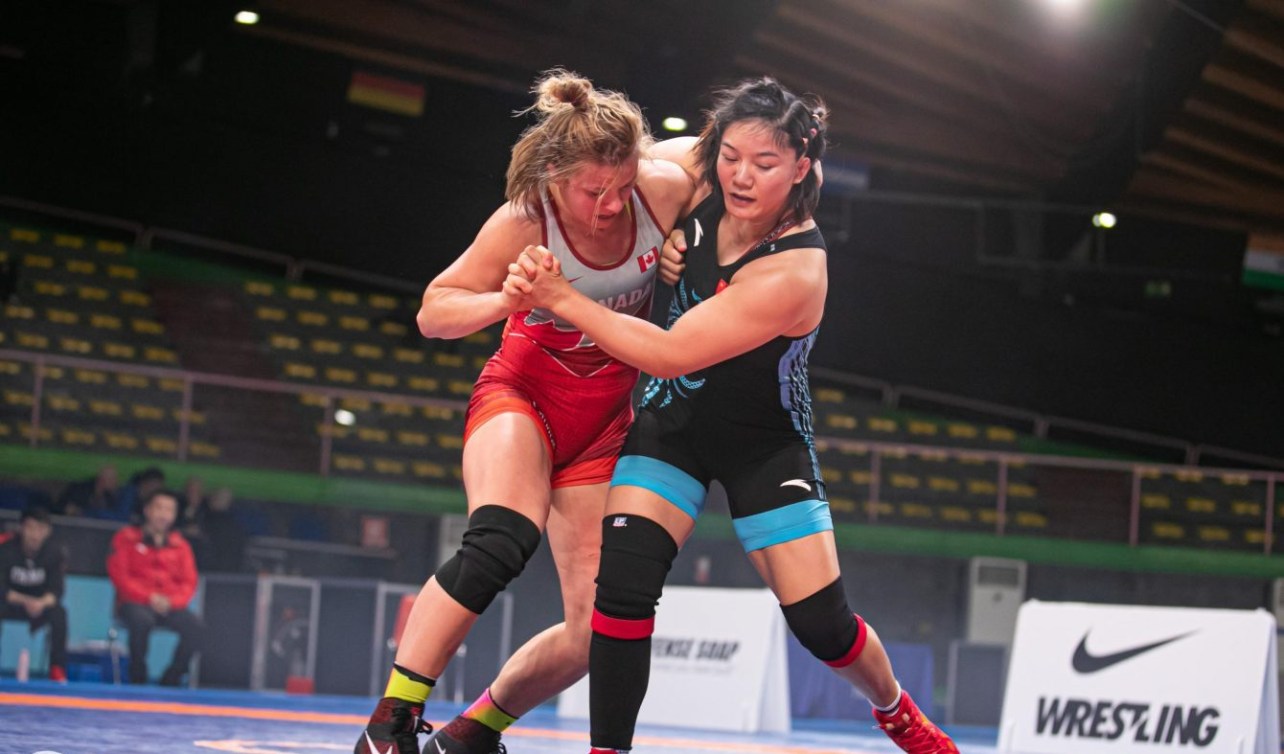 Erica Wiebe wrestles Zhou Quian