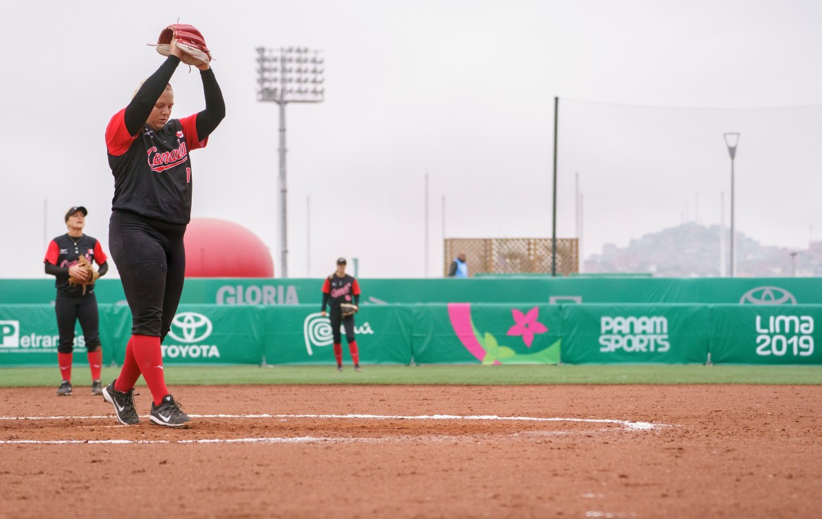 Wide shot of Sara Groenewegen on the mound