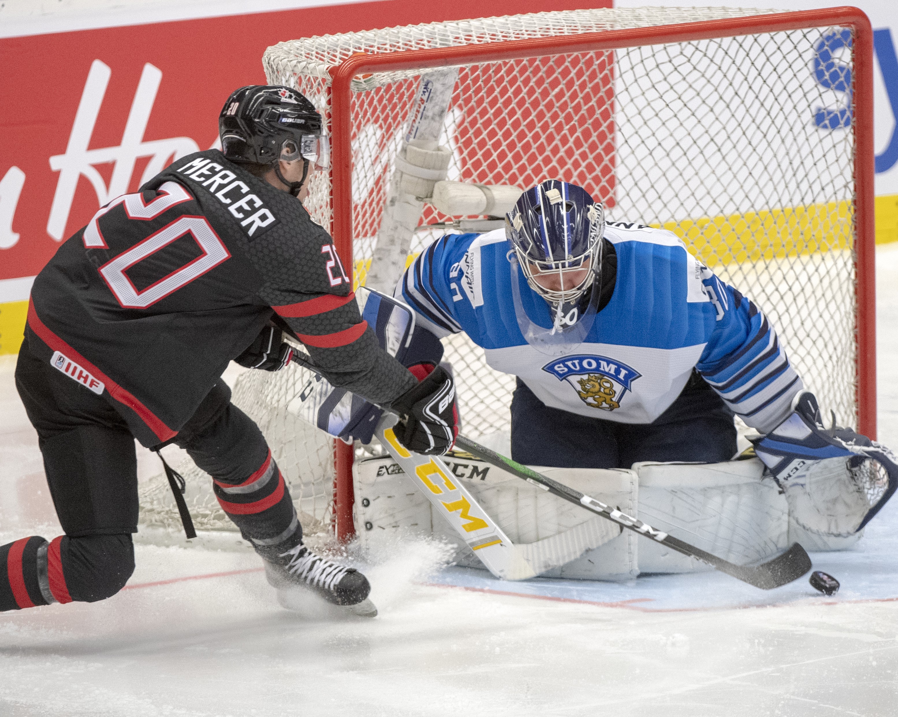 un joueur de hockey devant un gardien de but.