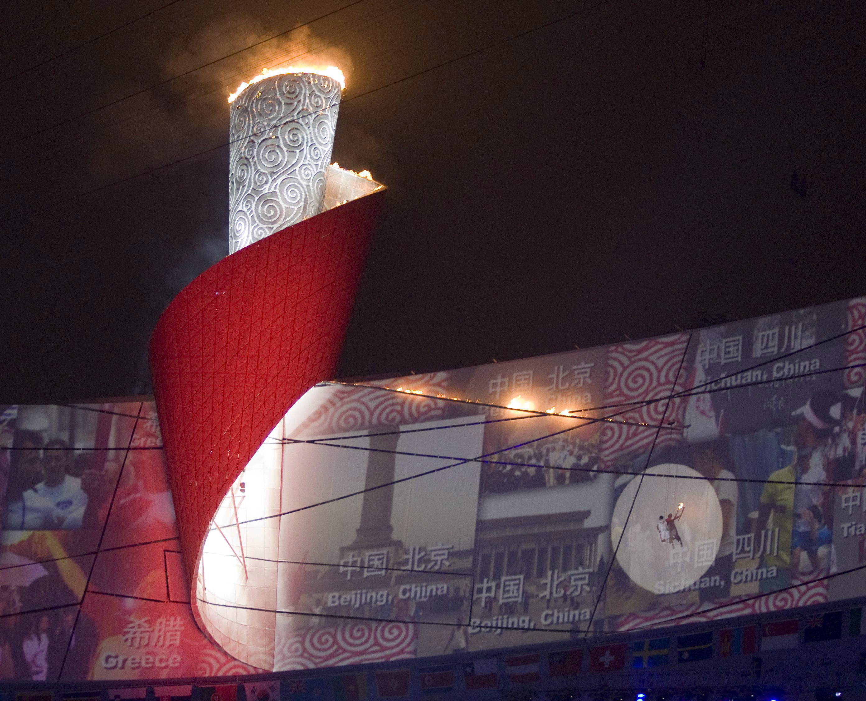 La vasque olympique est allumée lors des Jeux de Beijing 2008