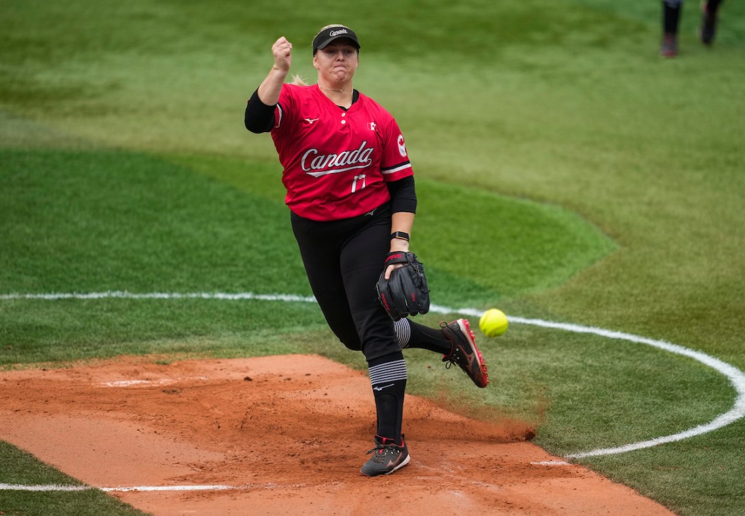 Sara Groenewegen pitches against Mexico