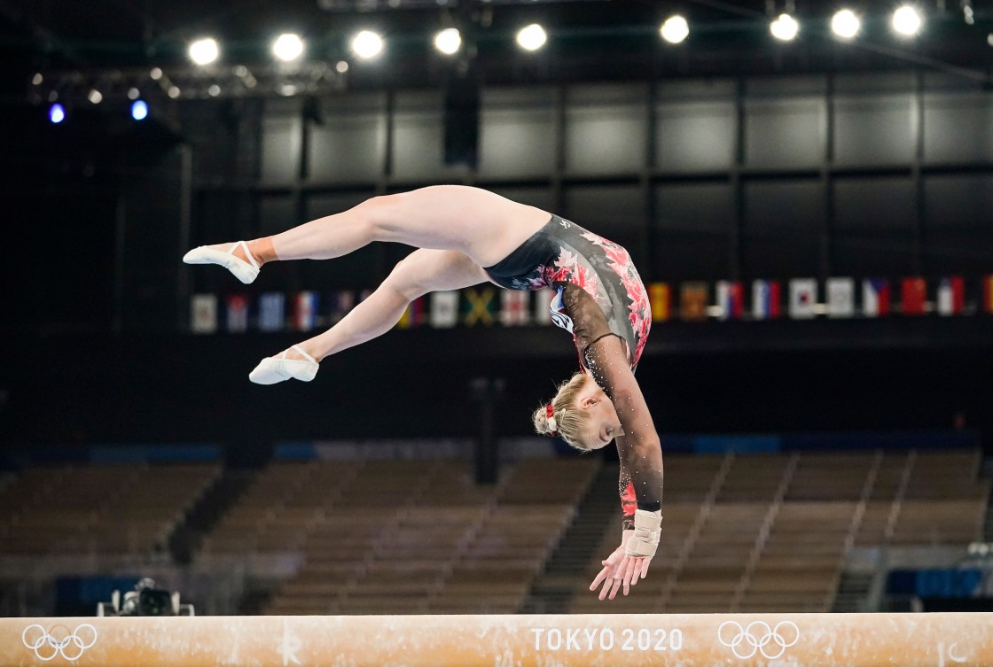 Ellie Black flips on beam 