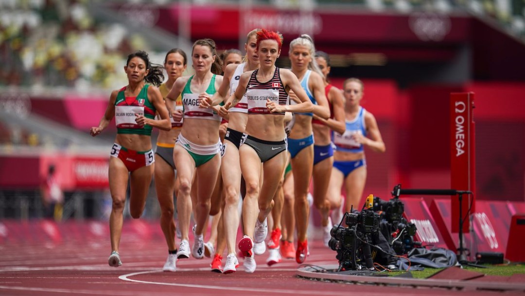 Gabriela DeBues-Stafford leads heat 1 of the women's 1500-metre