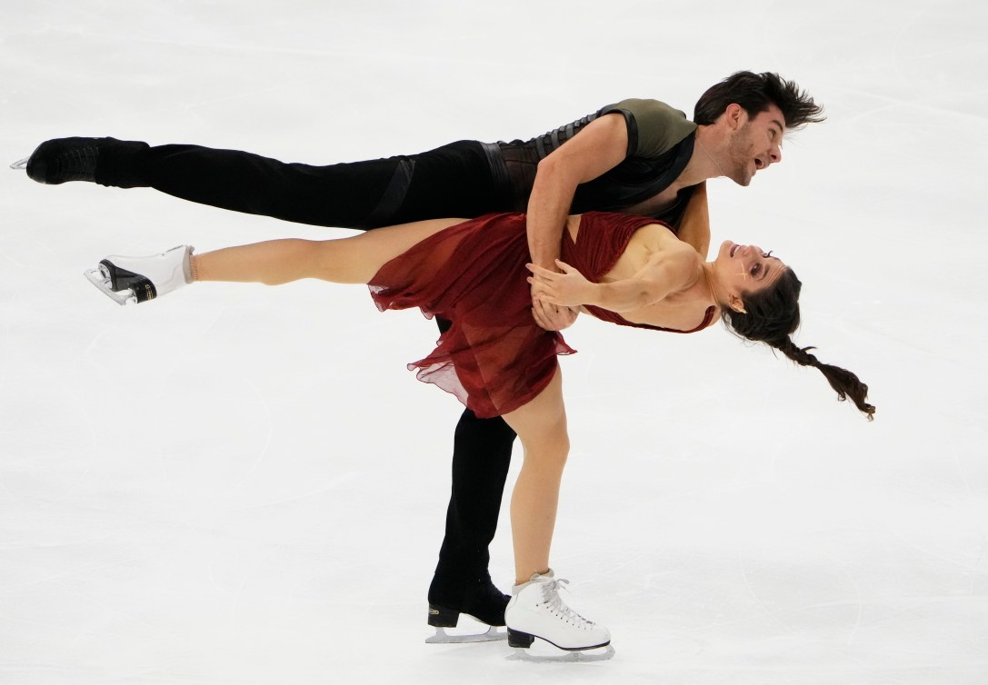 Nikolaj Soerensen tient Laurence Fournier Beaudry en exécutant une arabesque lors d'une compétition de patinage artistique 