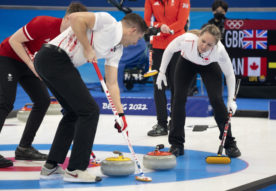 Rachel Homan watches John Morris sweep the stone into the house