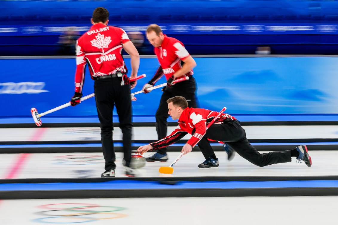 Brad Gushue throws a stone 