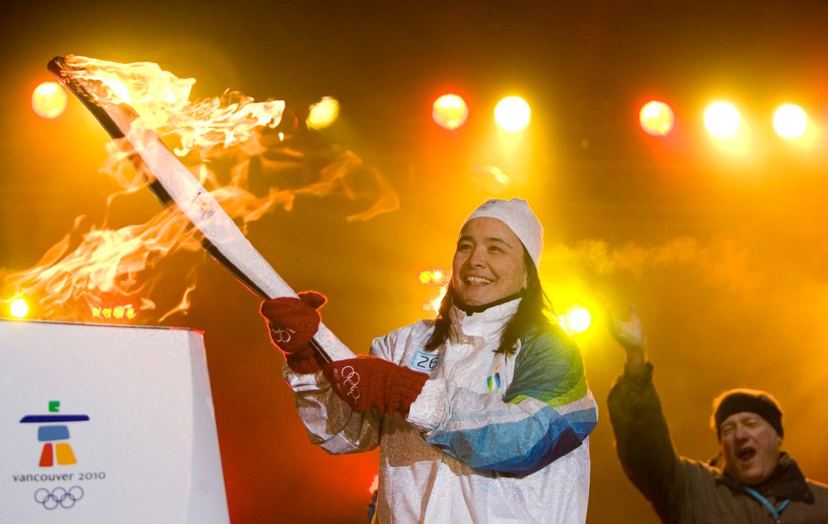 Vicky Sunohara lights a cauldron with the Vancouver 2010 torch 