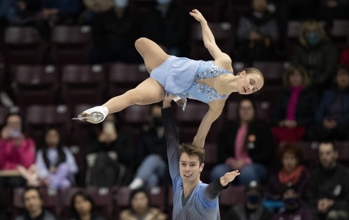 Brooke McIntosh and Benjamin Mimar perform a star lift in pairs figure skating