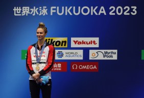 Summer McIntosh poses with her medal