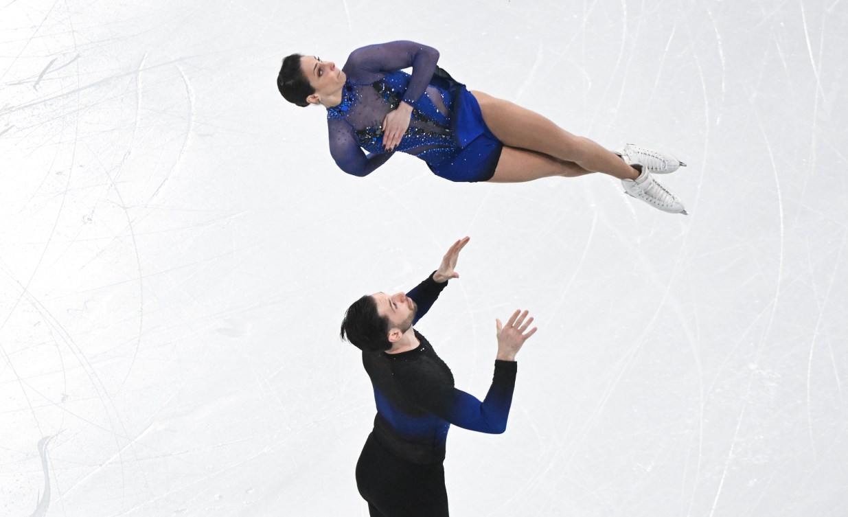 Deanna Stellato-Dudek and Maxime Deschamps perform a triple twist lift 