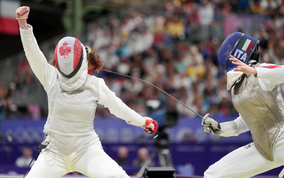 Eleanor Harvey celebrates her win in the quarterfinals at Paris 2024.