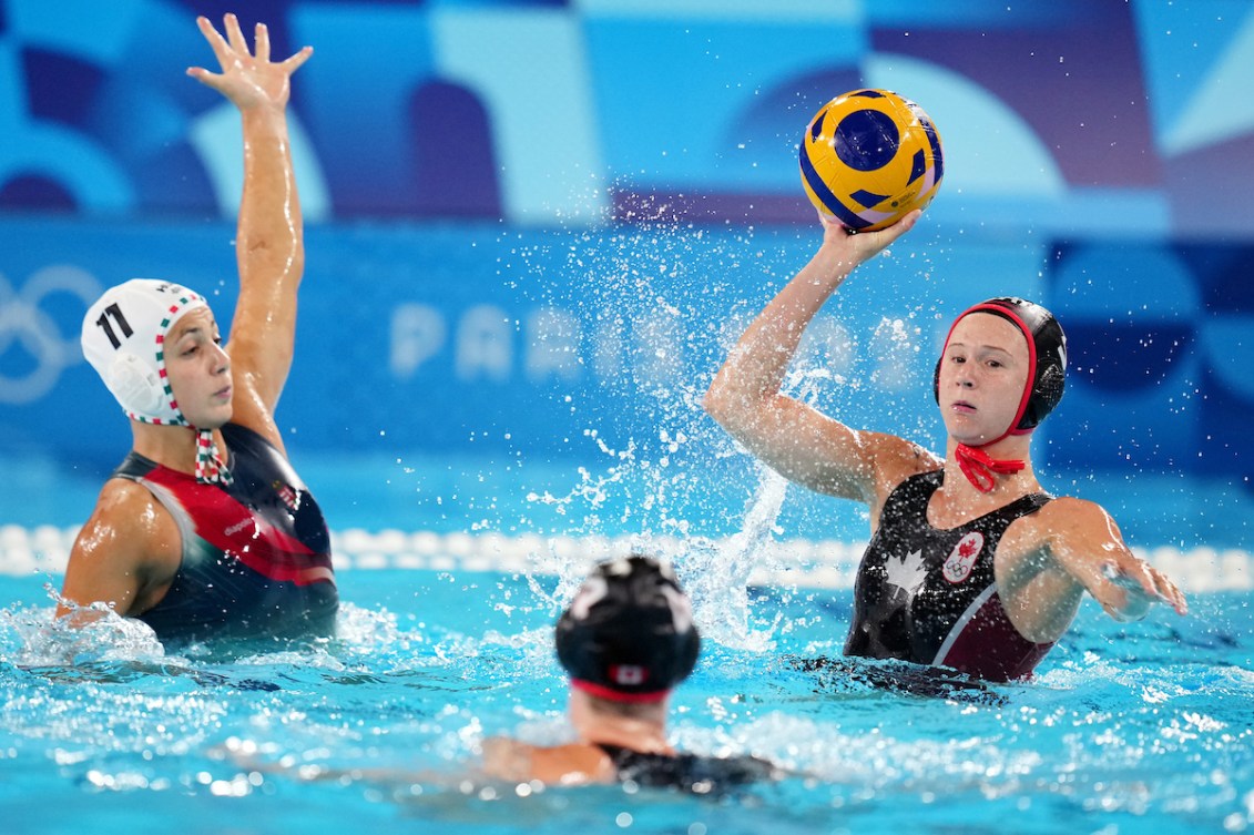 Axelle Crevier gets ready to throw the ball 