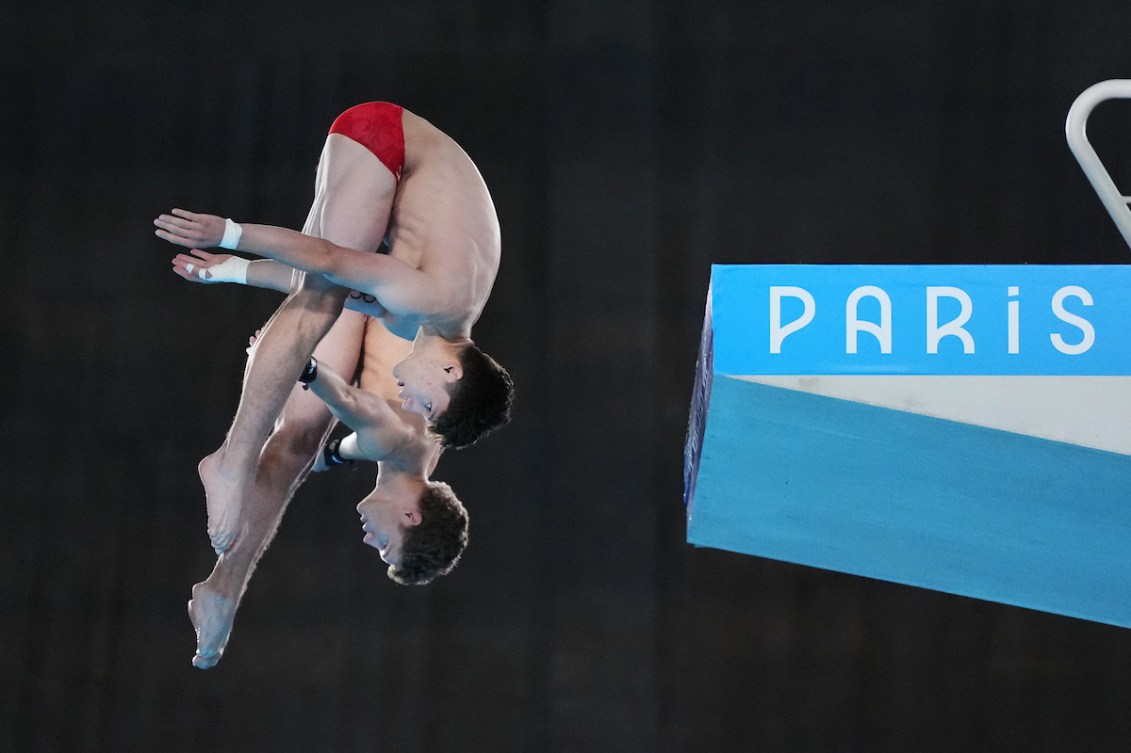 Rylan Wiens and Nathan Zsombor-Murray perform a dive side by side in pike position