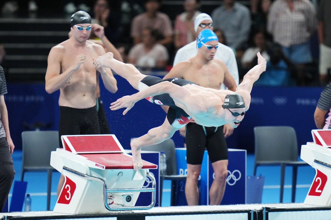 Finlay Knox jumps off the block in front of teammate Yuri Kisil