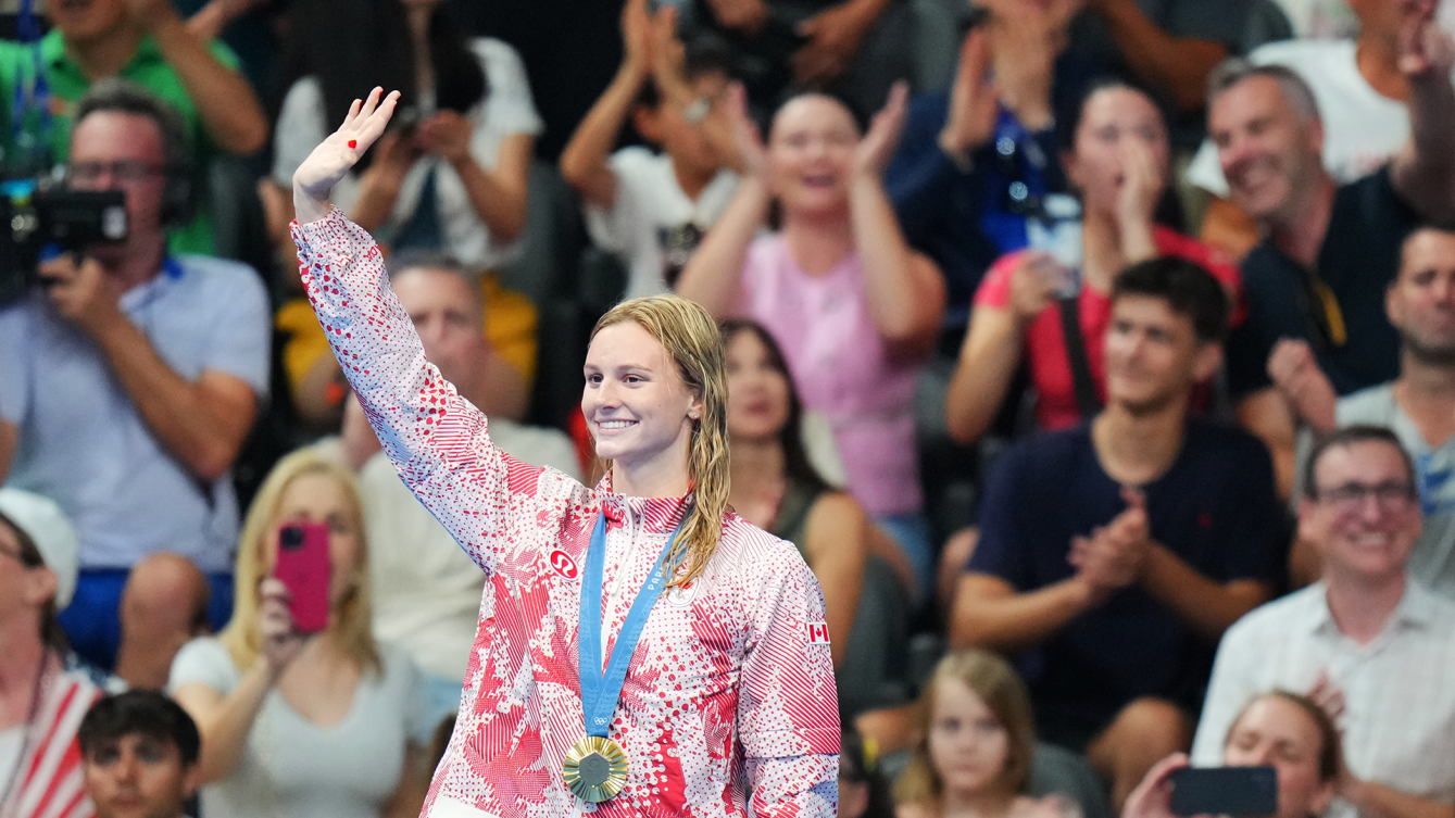 Summer McIntosh wears her gold medal on the podium 