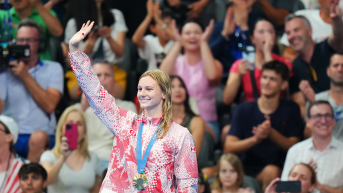 Summer McIntosh wears her gold medal on the podium