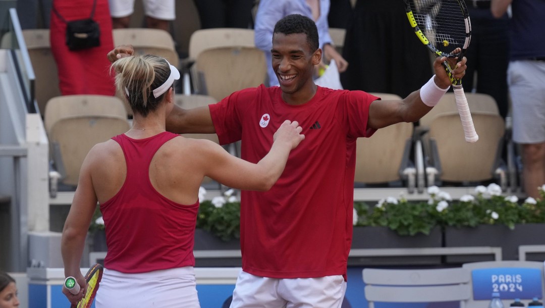 Felix Auger-Aliassime and Gabriela Dabrowski celebrate their win in the mixed doubles bronze-medal match.