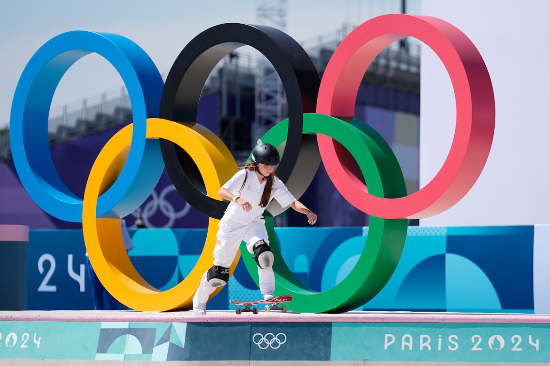 Fay Ebert starting her run in front of the Olympic rings