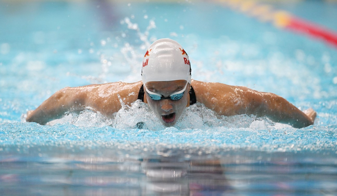 Summer McIntosh swims butterfly stroke