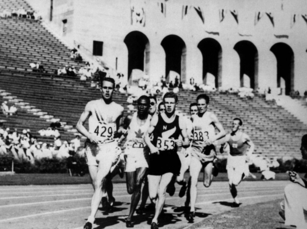 photo en noir et blanc de nombreux coureurs