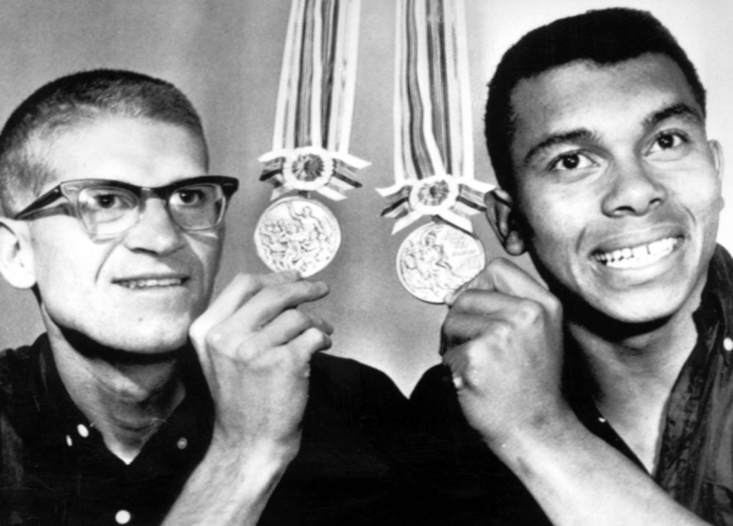 Bill Crothers et Harry Jerome avec leurs médailles d'argent et de bronze remportée aux Jeux de Tokyo, en 1964. (CP Photo/COC)