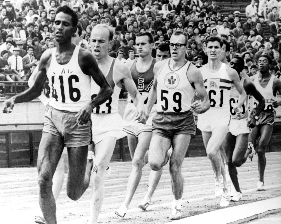  photo en noir et blanc de 9 coureurs