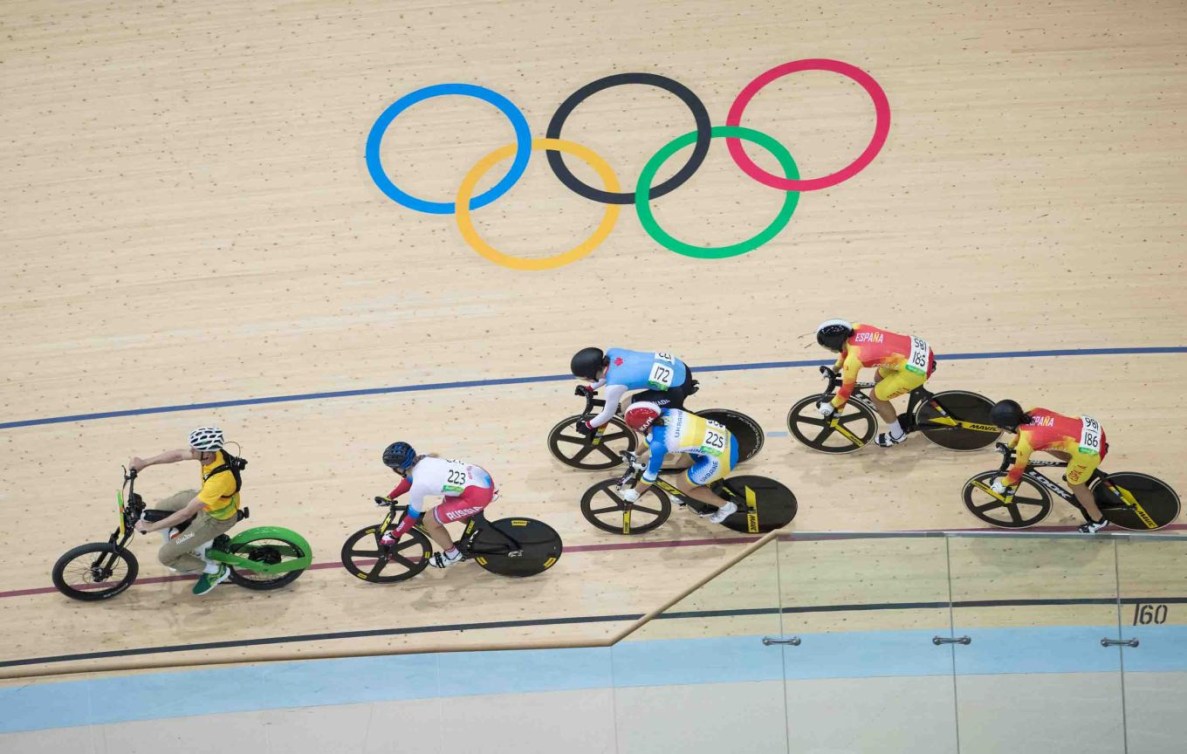 Six cyclistes sur la piste du vélodrome