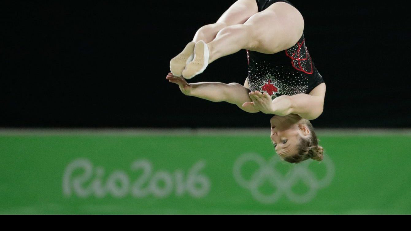 MacLennan effectue un saut groupé sur le trampoline.