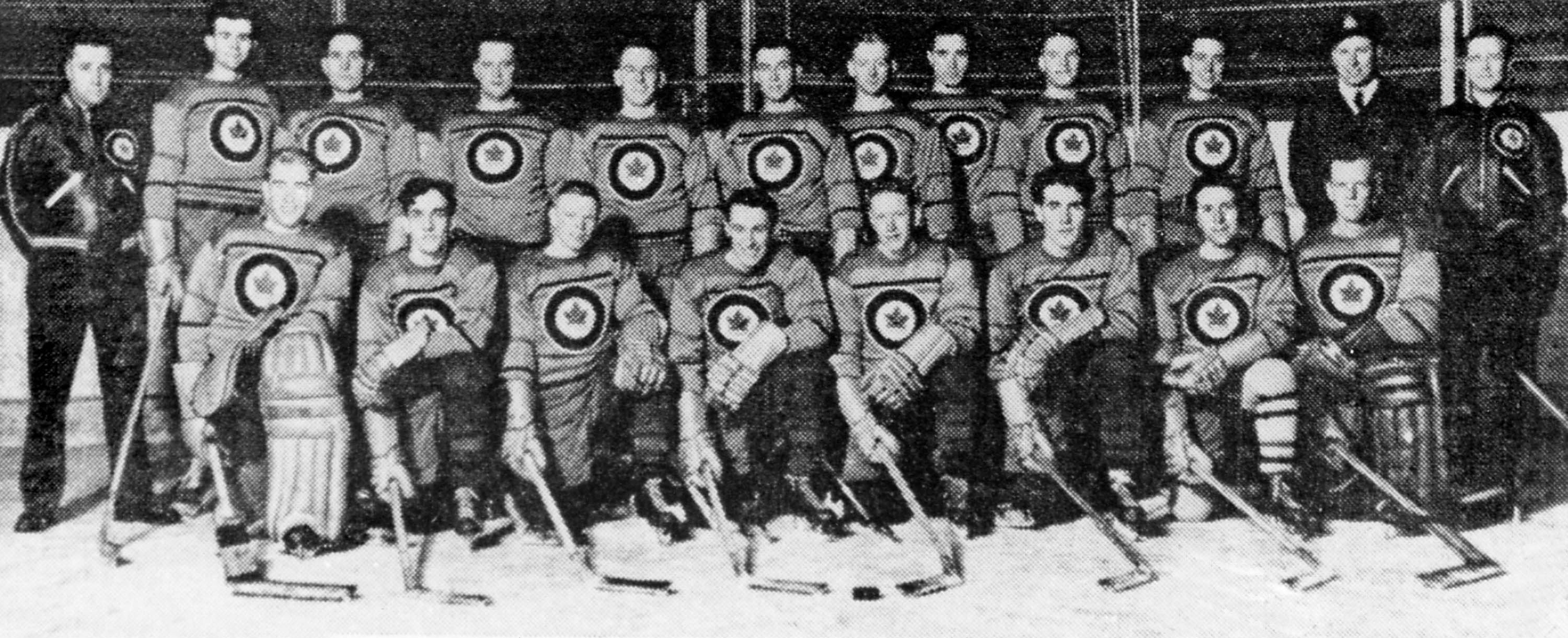 L'équipe canadienne de hockey sur glace des Jeux d'hiver de St Moritz en 1948 , représentée par les Flyers de l'ARC, est en chemin vers la médaille d'or.  (CP Photo/COC)