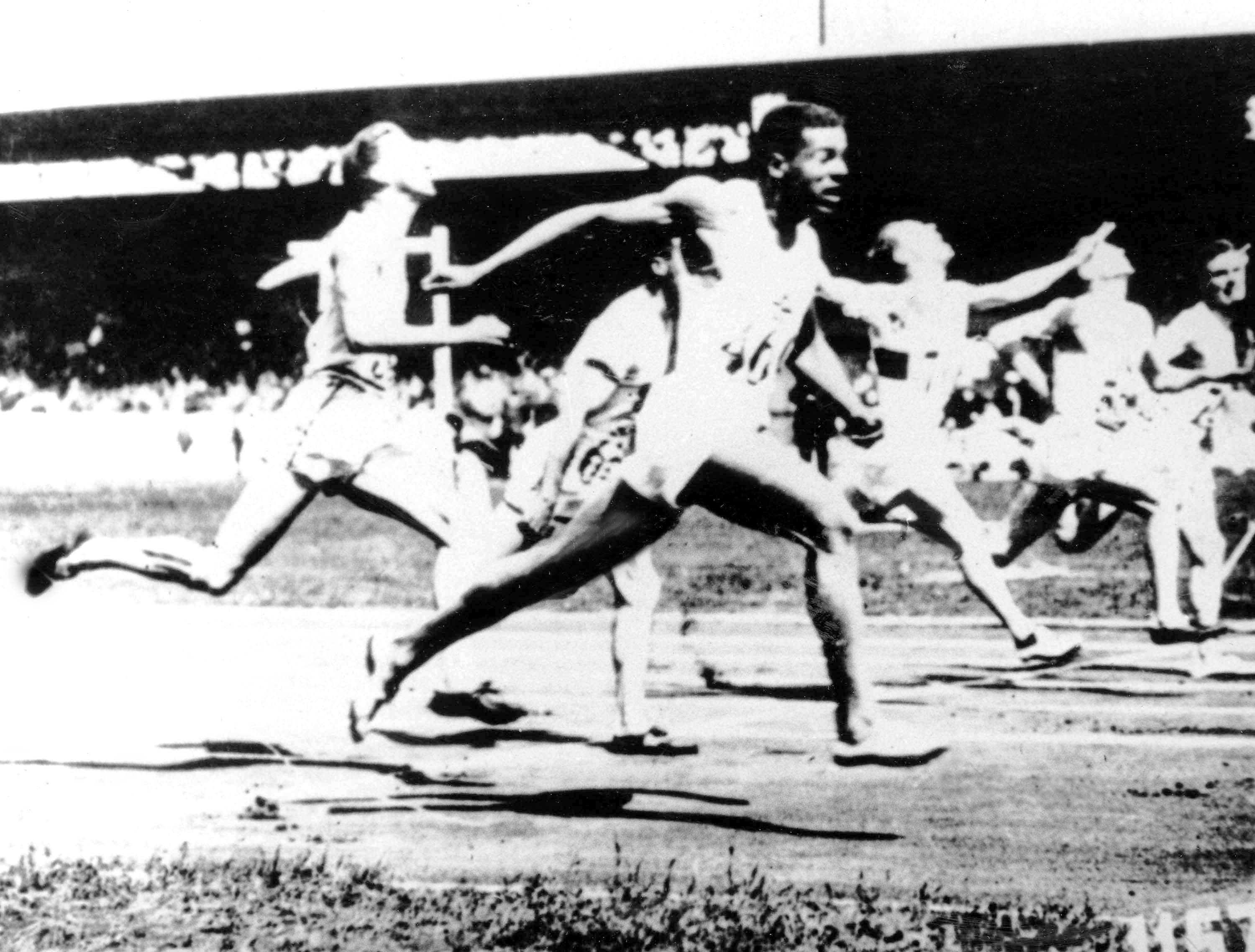 Le Canadien Phil Edwards (en avant plan) lors d'une épreuve d'athlétisme aux Jeux d'Amsterdam 1928. (CP Photo/COC)