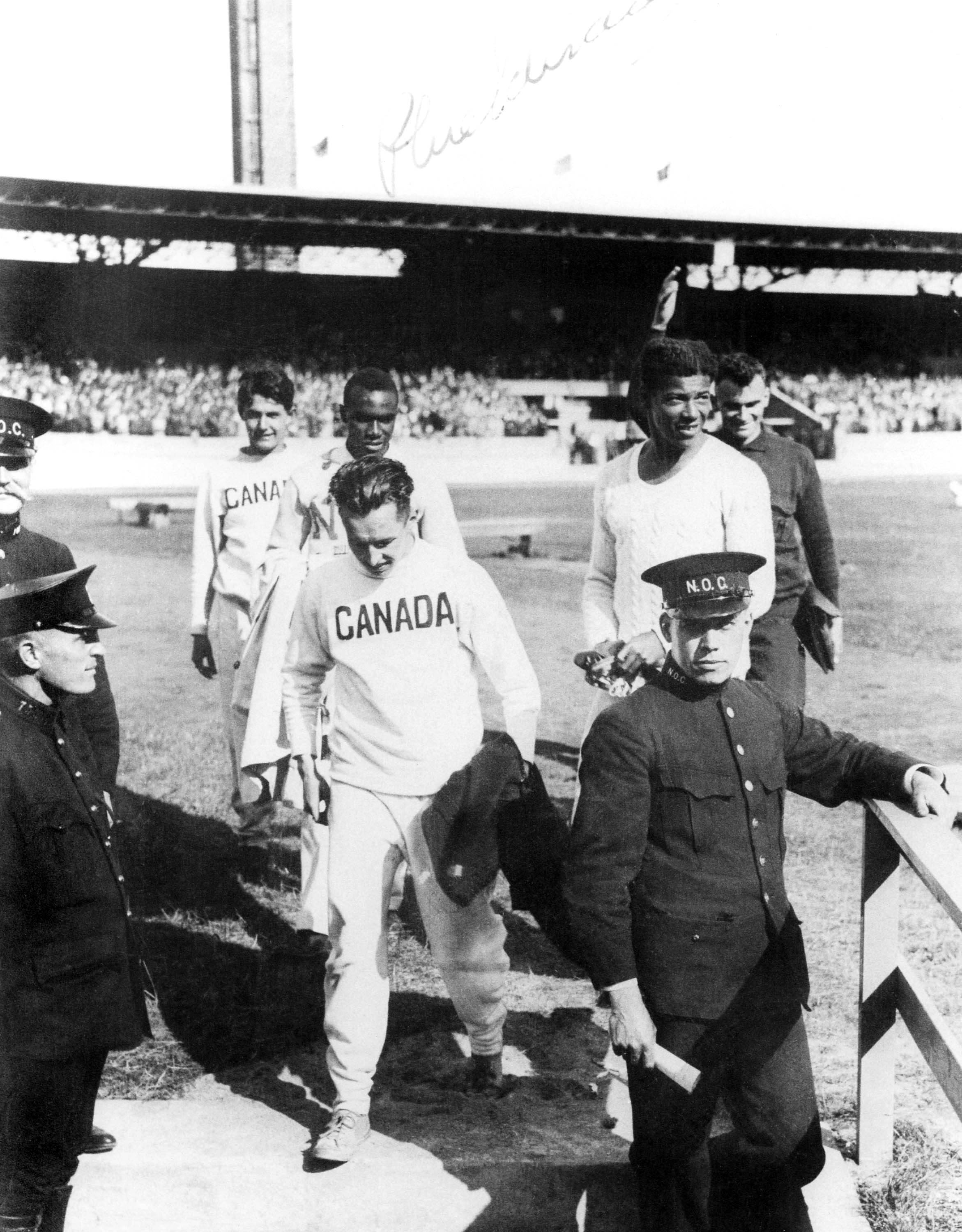 Le Canadien Phil Edwards (milieu au centre) prend part à une épreuve d'athlétisme aux Jeux de Los Angeles en 1932. (CP Photo/COC)