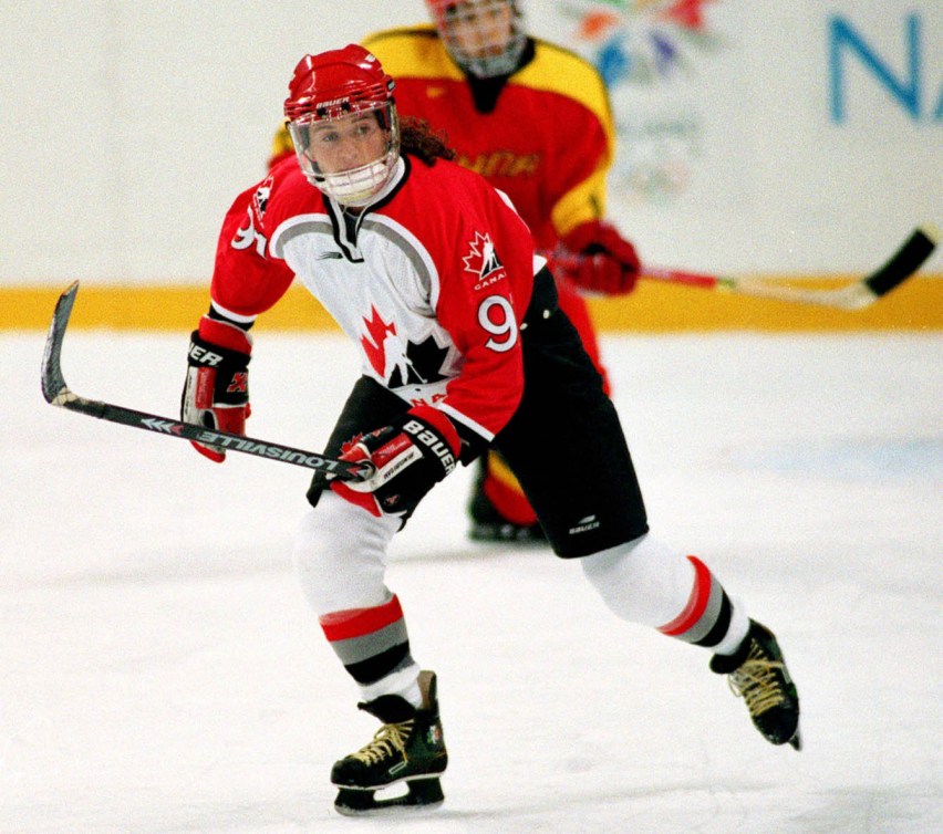 Heaney patine en uniforme d'Équipe Canada