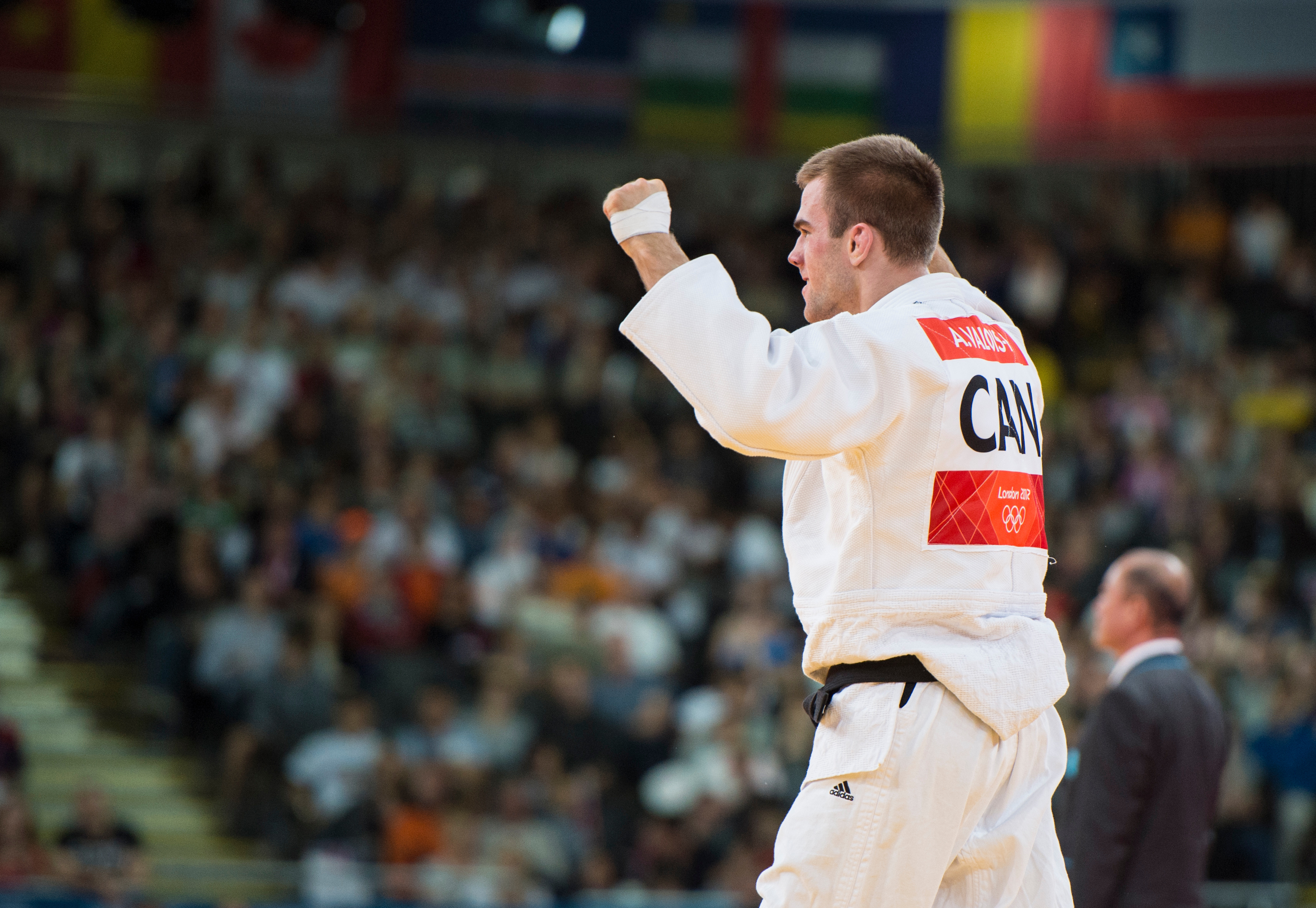 Antoine Valois-Fortier célèbre sa victoire face au Britannique Euan Burton lors des Jeux olympiques de Londres en 2012.